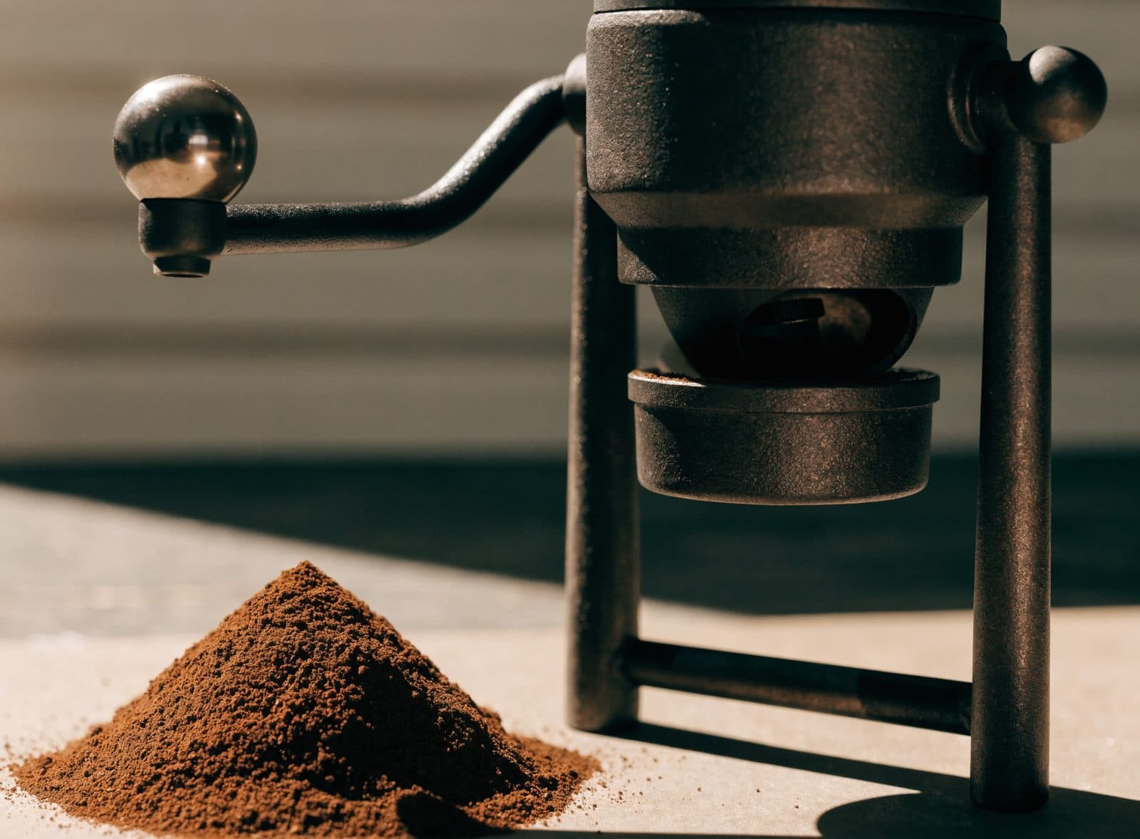 Unbranded burr and even grounds, illustration — not a named farm.